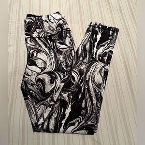 Victoria Secret knockout leggings, Size Small, black and white pattern